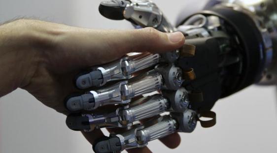 Pourquoi nous ne sommes pas tous égaux devant l’automatisation : les robots à l’assaut de la classe moyenne