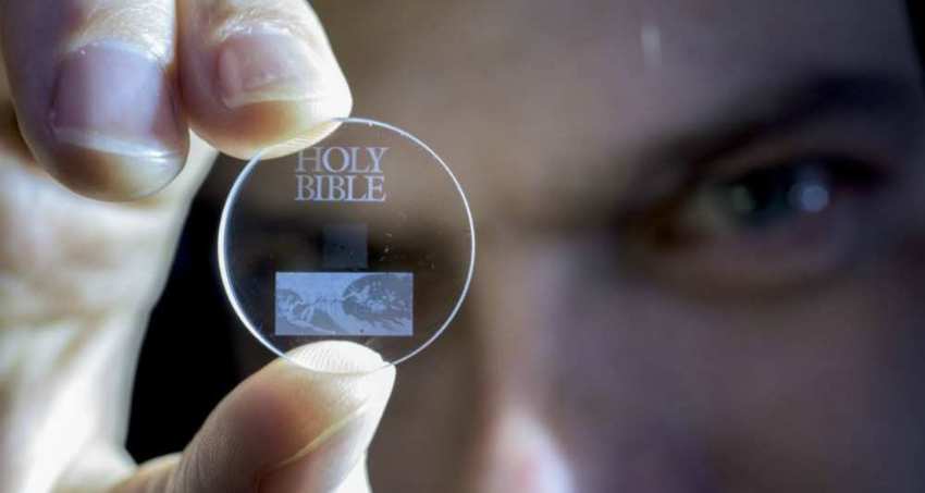 Ce petit disque de quartz peut stocker des données pendant 13 milliards d’années